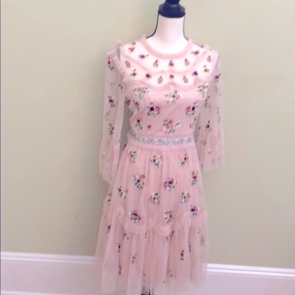 New! Beautiful lace and polyester 3-D dress - Picture 1 of 6